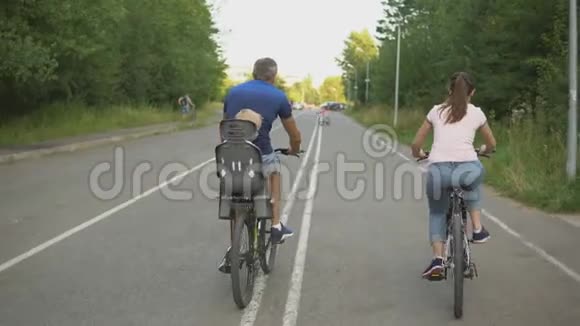 幸福的家庭骑自行车在森林里视频的预览图