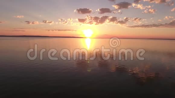 在日落时分从无人驾驶飞机上顺利拍摄夕阳西下太阳在水中的反射视频的预览图