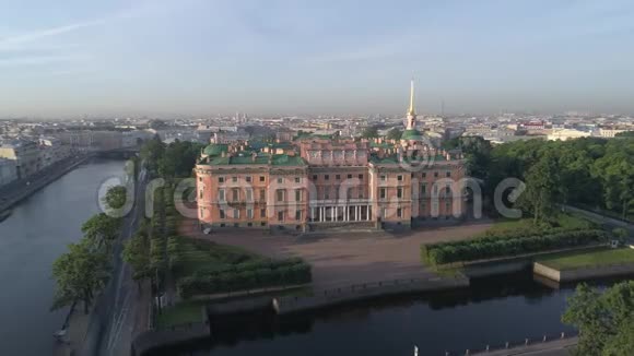 俄罗斯圣彼得堡的圣迈克尔城堡空中视频早晨柔和的灯光视频的预览图