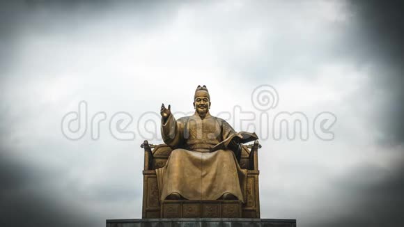 韩国首尔光华门广场世宗国王纪念碑对抗乌云天的时间视频的预览图