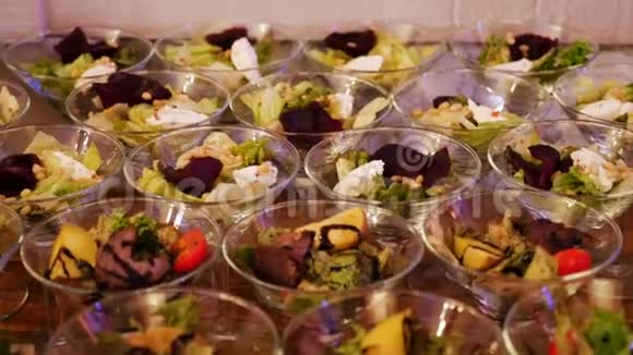 鸡尾酒会上的马提尼酒杯中的蔬菜沙拉视频的预览图