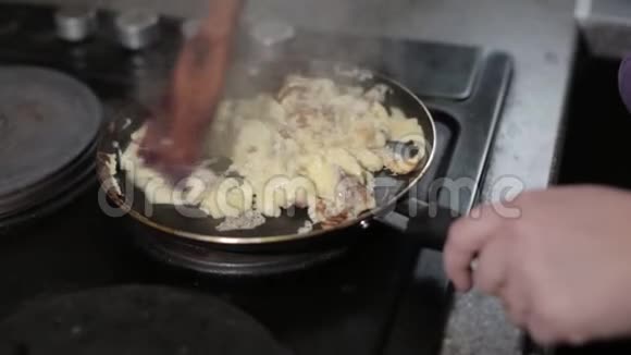 煎蛋卷鸡蛋食物烹饪厨房平底锅煎蛋卷盛有热油泰国菜视频的预览图