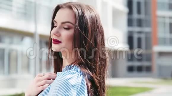 一位年轻貌美的年轻女子穿着一件时髦的衬衫红唇相映成趣笑容迷人视频的预览图
