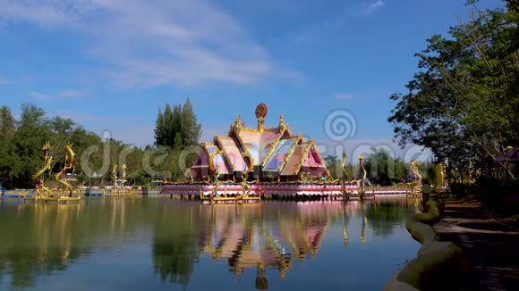 马洛特河畔寺庙水中央的亭子五彩缤纷视频的预览图