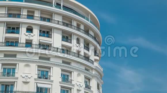 蒙特卡洛可观赏摩纳哥巴黎时代豪华酒店的顶部立面视频的预览图