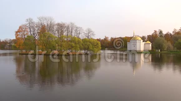 十月的晚上在大池塘上土耳其浴亭的景色TsarskoyeSelo的凯瑟琳公园视频的预览图