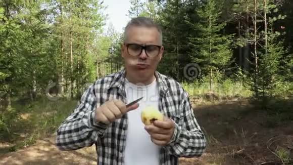 徒步旅行者在树林里吃苹果视频的预览图