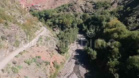 由上面的Drone在Imlil和Toubkal山附近的摩洛哥美丽的自然视频的预览图