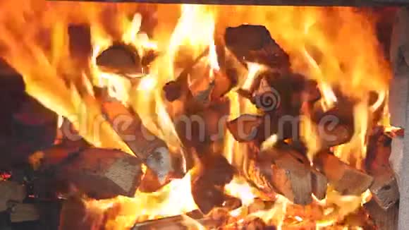 在烤箱里燃烧视频的预览图