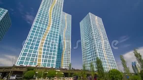 阿斯塔纳市石河时间推移超高层附近的现代住宅大厦视频的预览图