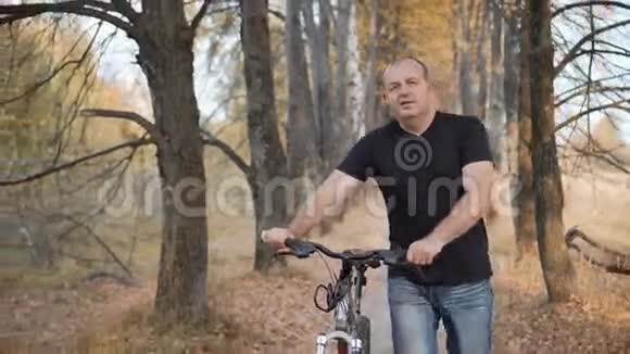在树林里骑自行车的人视频的预览图