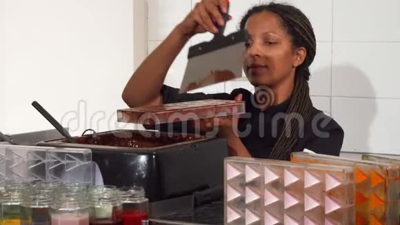 在厨房工作的女性巧克力师视频的预览图