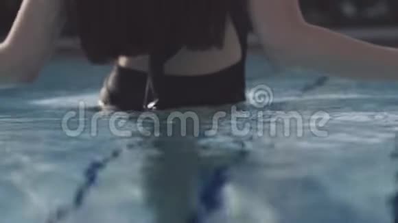 年轻女孩在美丽的游泳池洗澡视频的预览图