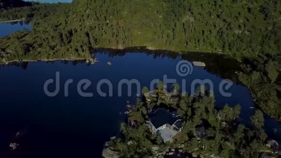 斯堪的纳维亚的房子在湖边清澈的纯净水视频的预览图