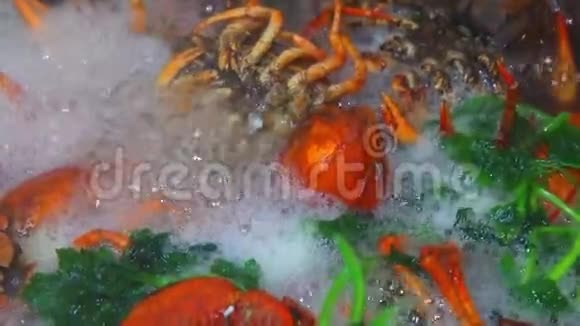 河煮小龙虾是啤酒的好小吃服务员在桌上放了一盘白开水的红河癌一盘视频的预览图
