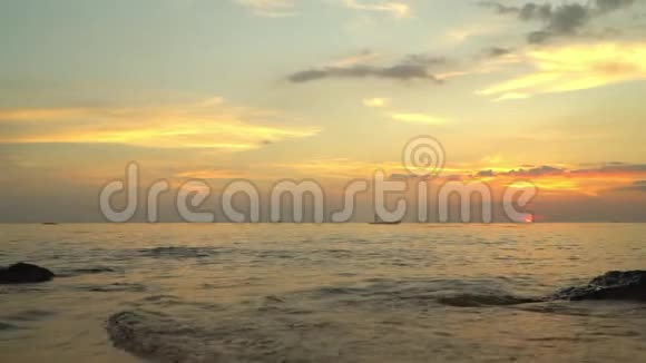 普曲岛晚上在热带岛屿海岸的小船散步船在公海日落地平线上视频的预览图