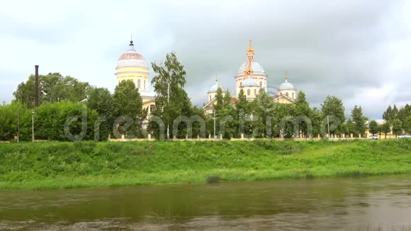 在七月的阴天塔特武河和大教堂的景色改变了救世主俄罗斯托日克视频的预览图