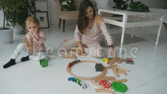 妈妈和女儿一起玩铁路玩具视频的预览图