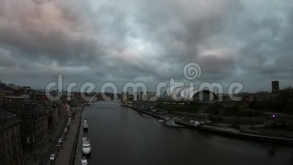 来自英格兰北部泰恩桥的黄昏视频的预览图