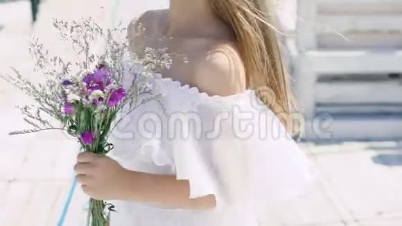 漂亮的女孩走着手里拿着一束向日葵慢慢地视频的预览图