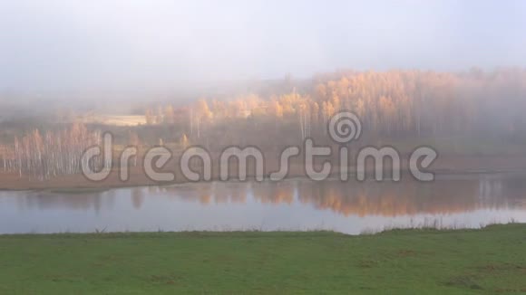 云十月的早晨在戈罗迪什琴斯科耶湖伊斯博尔斯克普斯科夫地区视频的预览图