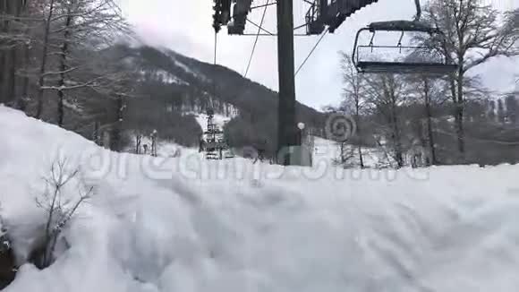 高山滑雪缆车视频的预览图