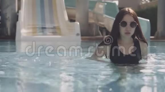 年轻女孩在美丽的游泳池洗澡视频的预览图