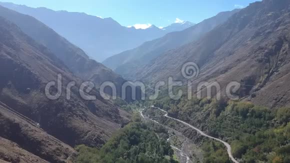 上图中Drone在Imlil和Toubkal山附近的摩洛哥河和美丽的自然视频的预览图