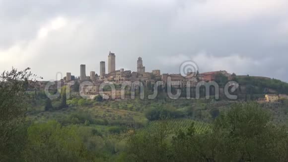 观中世纪小镇圣吉米尼亚诺云九月日意大利视频的预览图