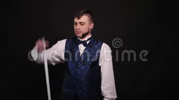 魔术师用棍子表演魔术视频的预览图