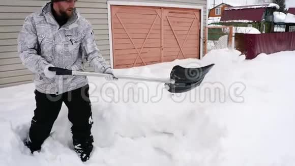 人从雪中把人行道打扫干净视频的预览图