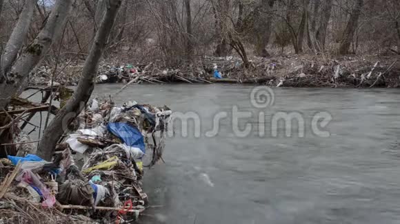 环境污染漂浮在污染河流中的塑料袋瓶子垃圾和垃圾垃圾和水中的废物重科视频的预览图