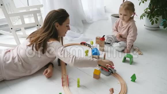 妈妈和女儿一起玩五颜六色的铁路视频的预览图