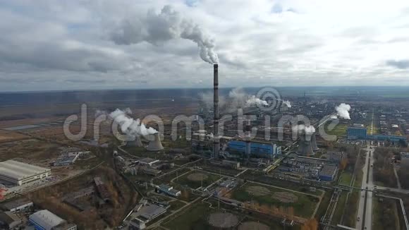 空中飞行在肮脏的排气区域重工业工厂区烟囱冒烟视频的预览图