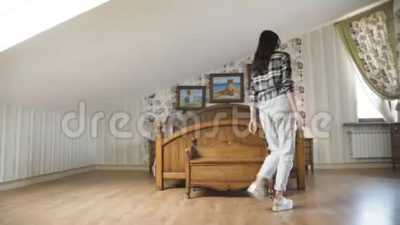 快乐积极的女孩在豪华卧室里对着镜子摆姿势4K视频的预览图