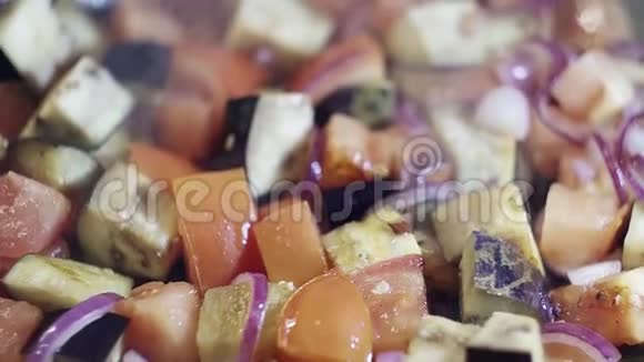 切好的蔬菜红西红柿紫葱和茄子都是蒸的视频的预览图