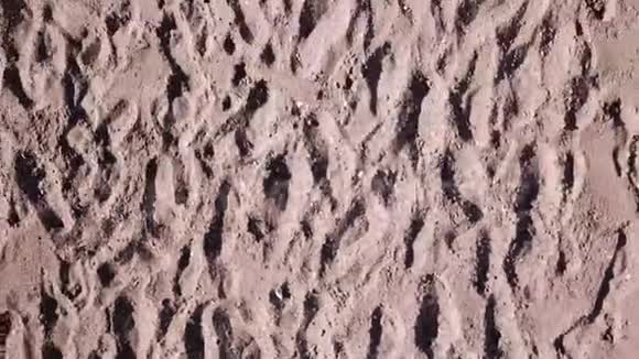 镜头飞过沙滩沙滩滑行运动沙子背景海滩的沙子特写沙质关门视频的预览图