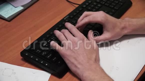 男性手打字的特写剪辑手放在键盘上触摸黑电脑按钮前男性手的特写视频的预览图