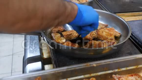 手拿钳子接触肉蒸汽来自煎锅厨师烤牛肉闻起来很开胃视频的预览图
