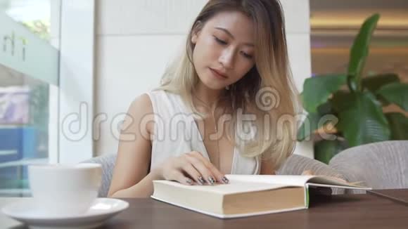 女孩在学习准备考试喝咖啡视频的预览图
