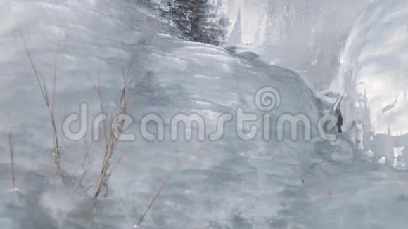 山壁上冰的细节视频的预览图