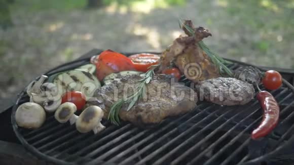 肉和烤菜鸡腿牛排和烤汉堡西葫芦木乃伊蘑菇在烤架上健康食品视频的预览图