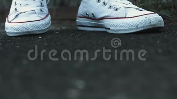 穿着时尚白色运动鞋的女性腿站在地上视频的预览图