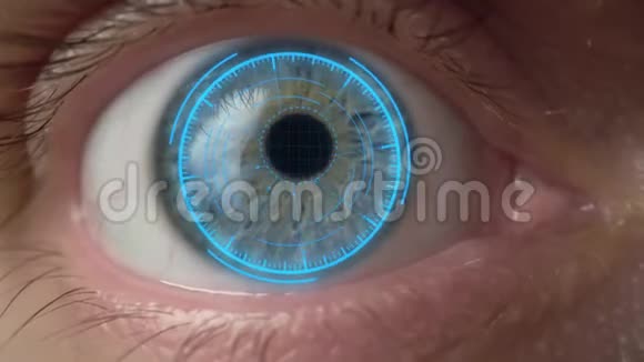 棕色眼睛女孩与未来的软件界面宏观镜头视频的预览图