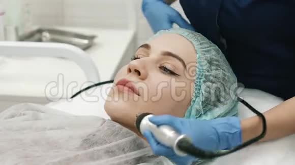 女性美容师做面部按摩的特写视频的预览图