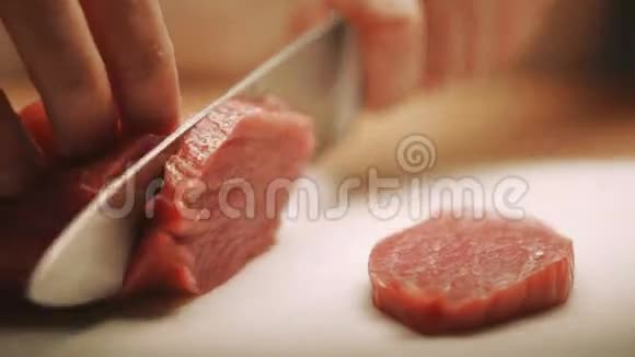 用刀子把肉切好手切鲜肉特写视频的预览图