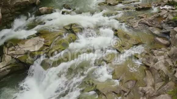 一条狂风暴雨的山河一股水流流过大石头视频的预览图