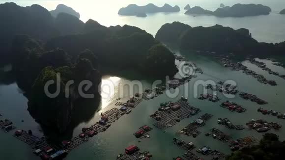 奇妙的空中观景浮村和日光反射视频的预览图