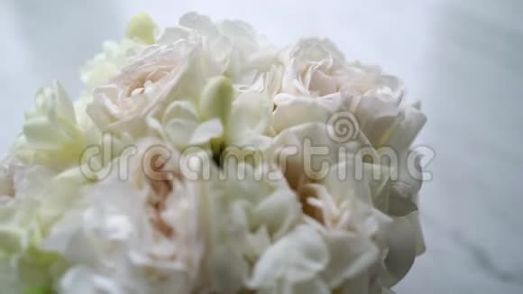 大理石上的新娘花束视频的预览图