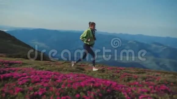 低角度拍摄时尚女游客跑下花山山近距离观看粉红山视频的预览图